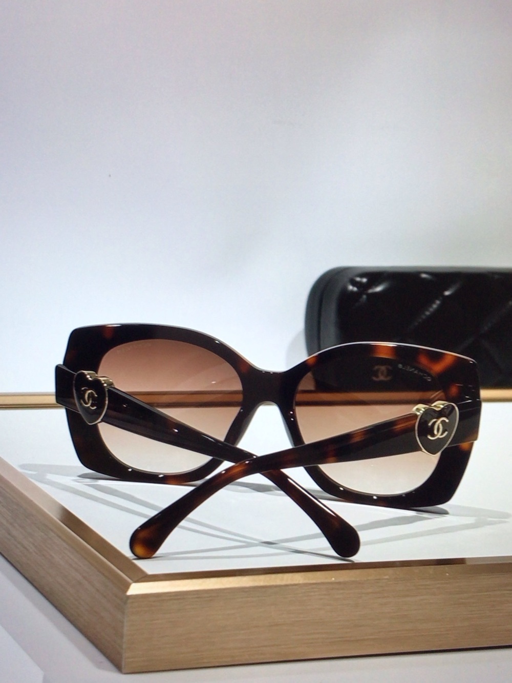 CHANEL Auth Tortoiseshell Cat-Eye Sunglasses with Gold Heart Logo - Picture 6 of 6